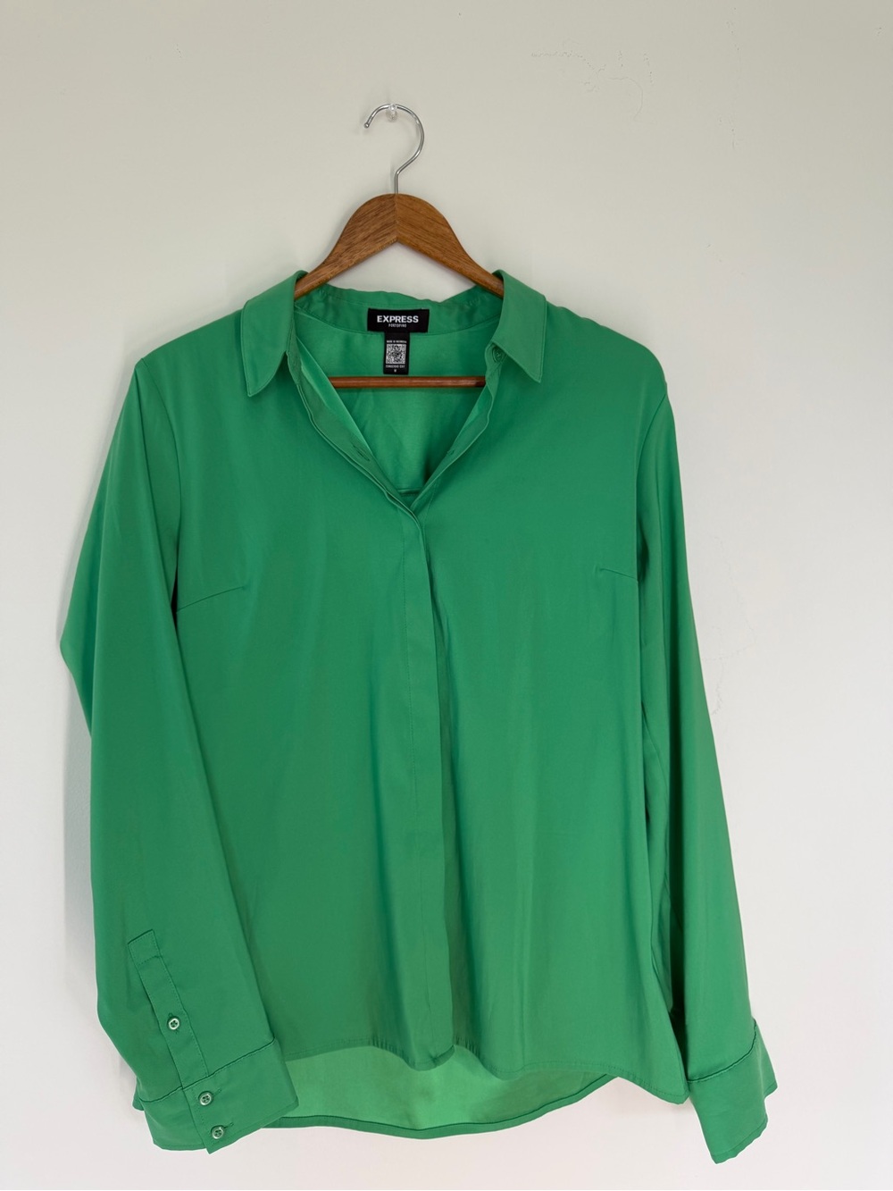 Express Conscious Edit Green Button-Down Collared Blouse. Size Medium